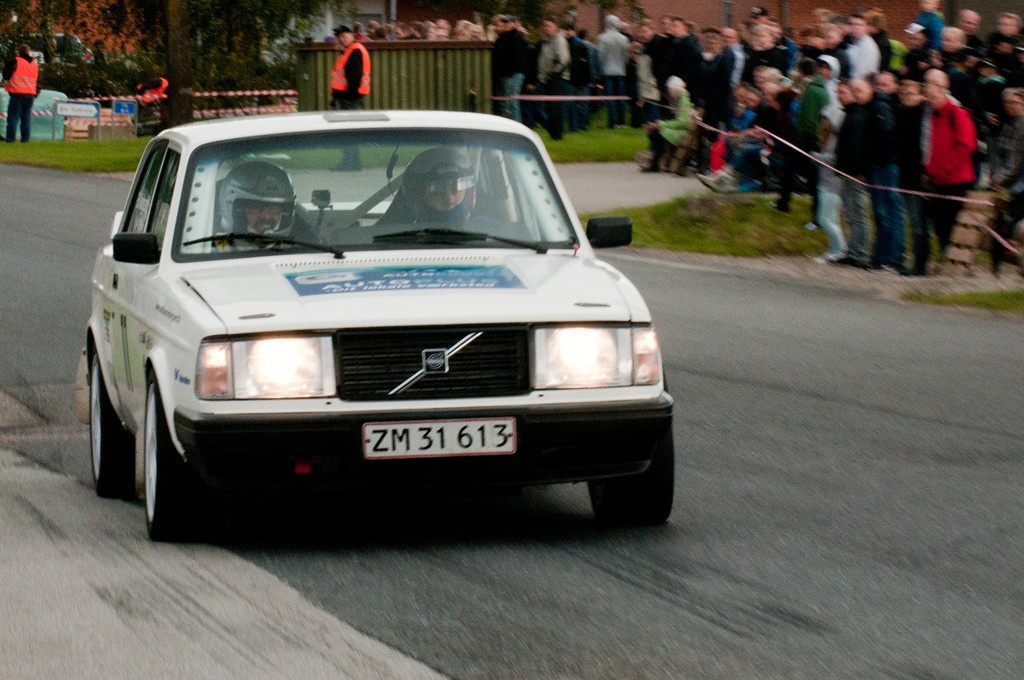 Heino Mejer i en kraftig nedbremsning foran de mange tilskuere i Fårvang
(Foto: rallypics.dk)